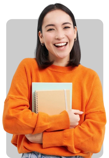 mulher Asiática sorridente com cadernos abraçados e blusa laranja